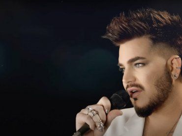 Adam Lambert in costume bacia il fidanzato Oliver Gliese, le foto