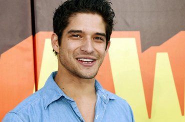 Tyler Posey si spoglia in diretta Only Fans, il video