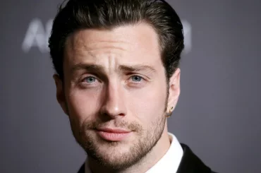 Aaron Taylor-Johnson gnagno al fianco della moglie regista Sam, le foto social