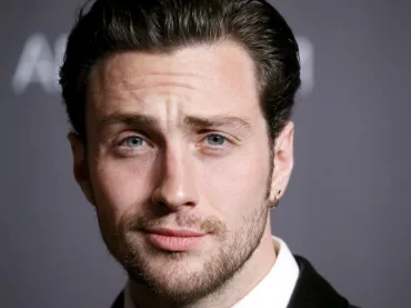 Aaron Taylor-Johnson gnagno al fianco della moglie regista Sam, le foto social