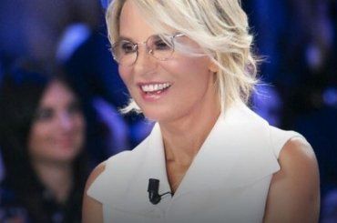 Canale 5 si riaccende grazie alla solita Maria De Filippi, boom Auditel per Amici, Tu Si Que Vales e Uomini e donne