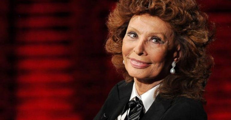 Sophia Loren cade in casa e si frattura il femore, operata d’urgenza