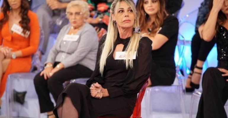 Uomini e Donne, Aurora sotto assedio: in sua difesa arriva Patrizio