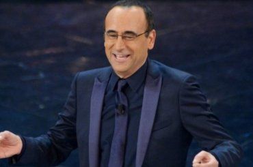 Carlo Conti cambia look: “Sembri Ken”, i fan insorgono per lo stupore