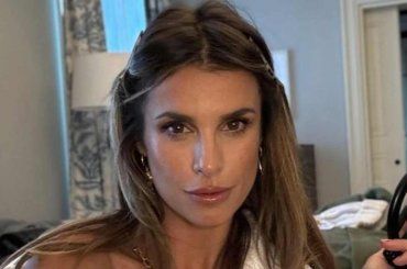 Elisabetta Canalis conquista i fan: “la classe non è acqua”, la tutina aderente mette in risalto le curve