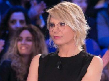 Maria De Filippi mastica sempre una caramella, ti sei mai chiesto il motivo?