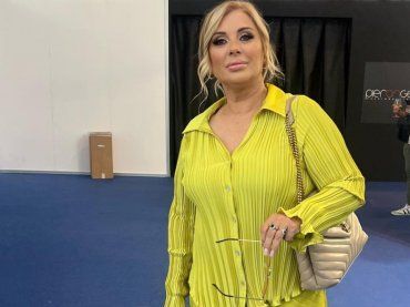 Tina Cipollari accende lo studio di U&D: “Si mette l’ovatta nei pantaloni” | Chi sarà mai?