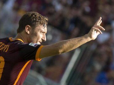 Francesco Totti, dagli esordi all’addio alla Roma: tutto sul “pupone” del calcio italiano