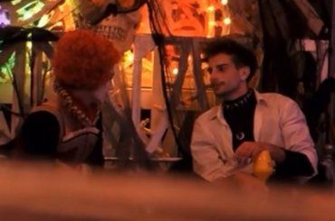 Grande Fratello festeggia Halloween e Garibaldi cerca un confronto con Beatrice: lei lo gela