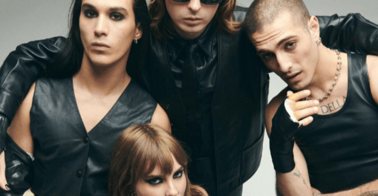 Maneskin, Victoria e Damiano escono senza veli dalla stanza d’albergo – VIDEO