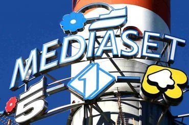 Mediaset cambia ancora, per il noto conduttore non c’è pace: “sarà sacrificato”