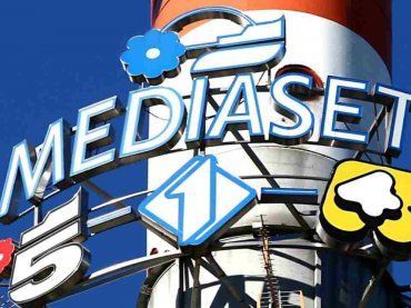 Mediaset cambia ancora, per il noto conduttore non c’è pace: “sarà sacrificato”