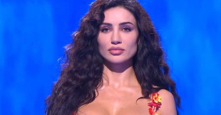 Ciao Darwin 9, Andreea Sasu è di nuovo Madre Natura: conosciamola meglio