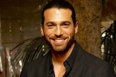 Can Yaman rincuora i fan, a breve su Canale 5 “Viola come il Mare 2”