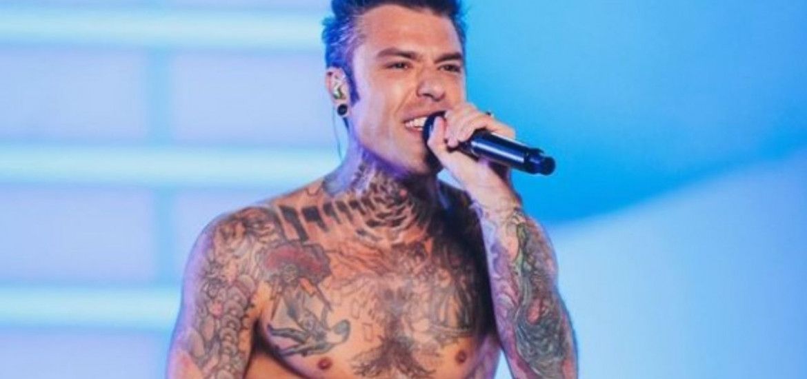 Fedez che canta