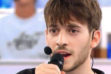 Amici, Holden discute con Zerbi: “Mi sto sentendo male”, cosa succede