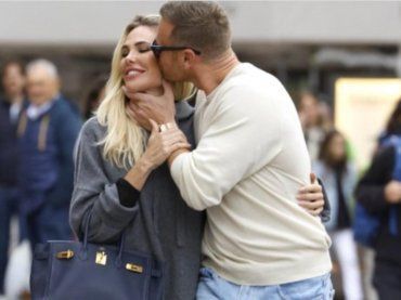 Ilary Blasi, weekend d’amore con Bastian, l’anello al dito non passa inosservato