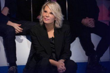 Maria De Filippi fa un passo indietro, slitta “C’è Posta per te” in favore di “Sanremo”