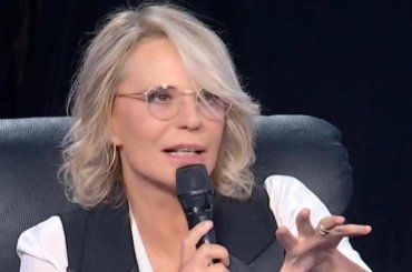 Maria De Filippi lo porta ad “amici”: il nome del primo giudice lascia senza parole