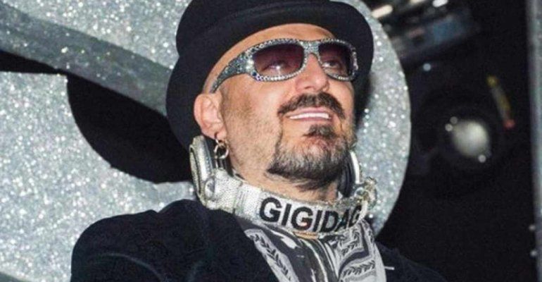 Gigi D’Agostino saluta amici e fan, come sta e di cosa soffre il conduttore radiofonico