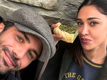 Belen Rodriguez selfie al centro commerciale con Elio, lui è in una posa insoltia