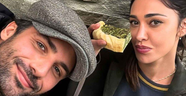 Belen Rodriguez selfie al centro commerciale con Elio, lui è in una posa insoltia