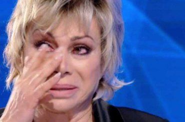 Carmen Russo si sente male, attimi di panico in studio: fermata la trasmissione