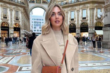 Chiara Ferragni non ha tregua, tra pandoro, uova e bambole spunta il ciondolo arcobaleno