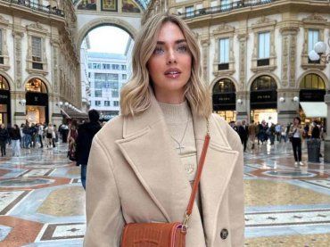 Chiara Ferragni non ha tregua, tra pandoro, uova e bambole spunta il ciondolo arcobaleno