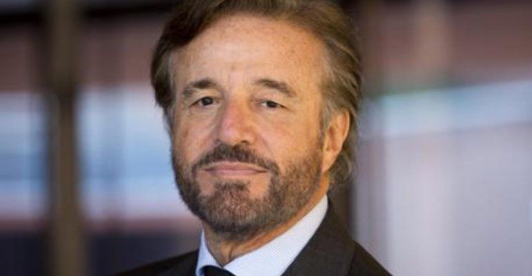 Christian De Sica, di lei non riesce a farne a meno: è gelosissimo e la custodisce con cura