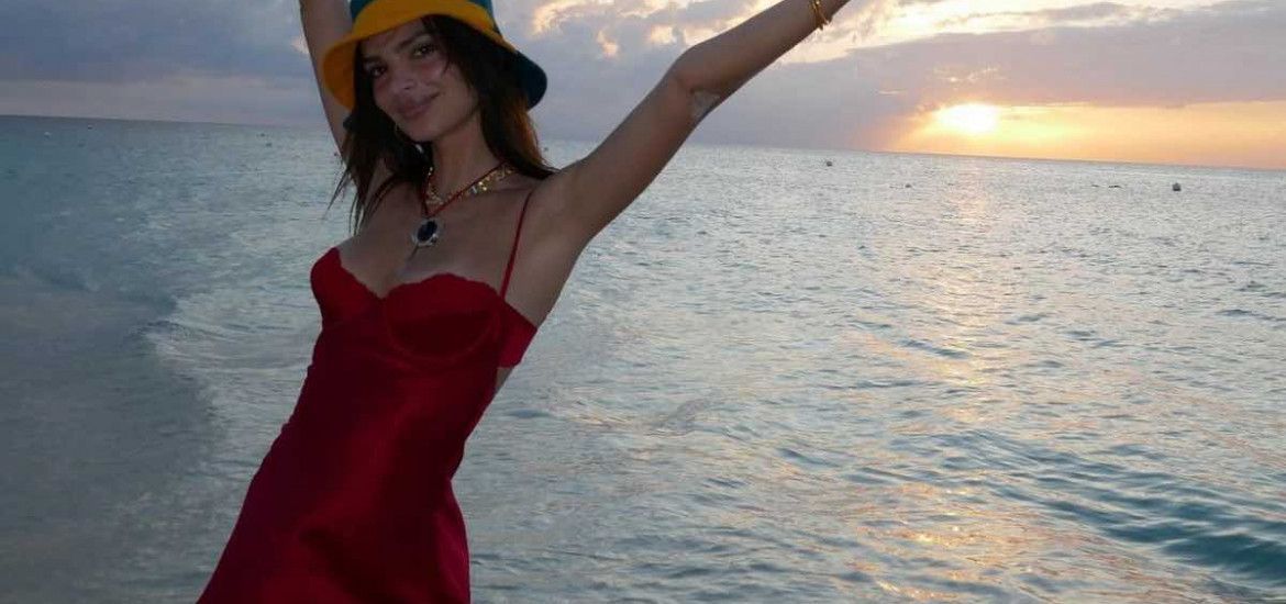 Emily Ratajkowski al mare