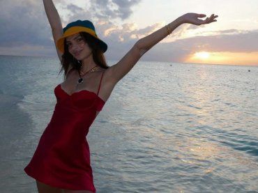 Emily Ratajkowski, il costume a gennaio e già tendenza: gli anni non passano mai – FOTO