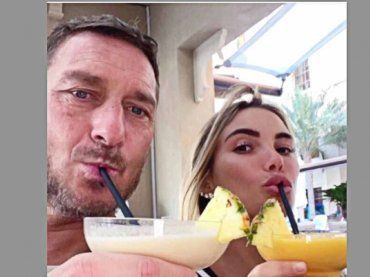 Mentre Totti e Noemi brindano all’amore, Ilary Blasi risponde così – FOTO