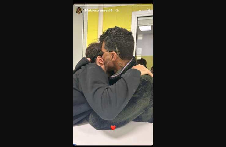 Fabrizio Corona e il figlio Carlos Maria in un tenero abbraccio su IG