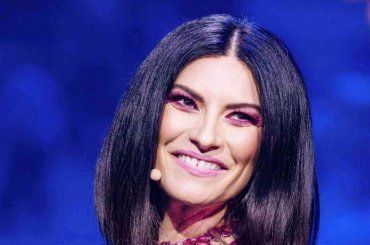 Laura Pausini ci ricasca: “E’ una buona prestazione?”, tripudio a Milano durante il concerto