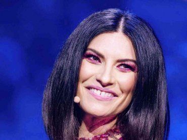 Laura Pausini ci ricasca: “E’ una buona prestazione?”, tripudio a Milano durante il concerto