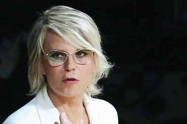 ‘Non dimenticarmi’, il saluto commovente a Maria De Filippi, pubblico attonito