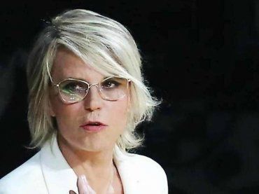 ‘Non dimenticarmi’, il saluto commovente a Maria De Filippi, pubblico attonito