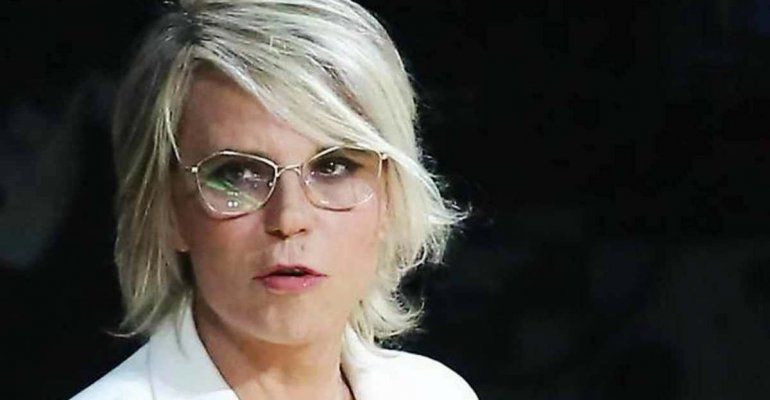 ‘Non dimenticarmi’, il saluto commovente a Maria De Filippi, pubblico attonito