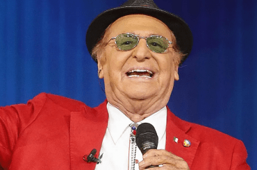 Renzo Arbore ritorna in tv, in seconda serata su Rai 2: un omaggio al padre che lo voleva chino sui libri