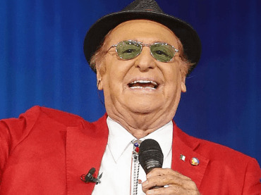 Renzo Arbore ritorna in tv, in seconda serata su Rai 2: un omaggio al padre che lo voleva chino sui libri