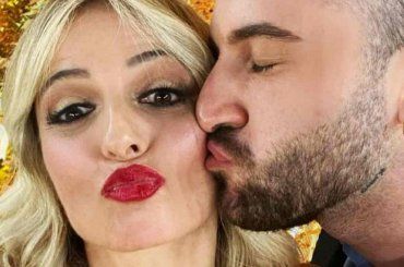 Veronica Peparini, foto con il pancione, Muller la stringe forte: “Avanziamo piano e ottimisti”