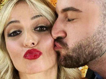 Veronica Peparini, foto con il pancione, Muller la stringe forte: “Avanziamo piano e ottimisti”