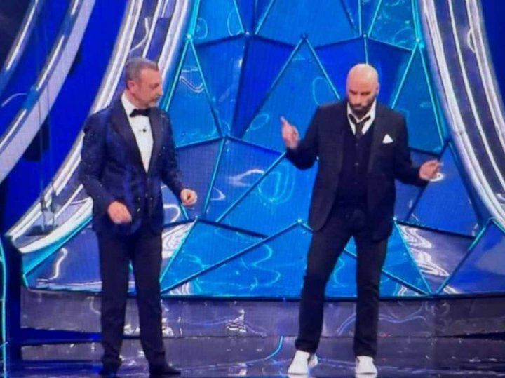 Sanremo, Amadeus e Fiorello che figuraccia con John Travolta: ‘l’attore caduto in un tranello’