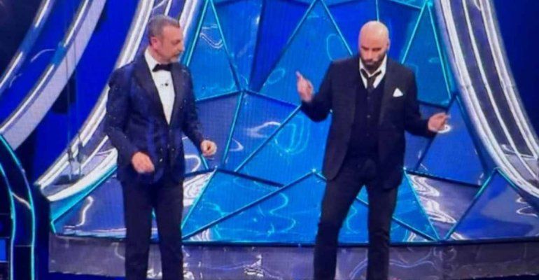 Sanremo, Amadeus e Fiorello che figuraccia con John Travolta: ‘l’attore caduto in un tranello’