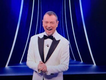 Sanremo 2024, “Non era prevista questa cosa” Amadeus ferma la diretta