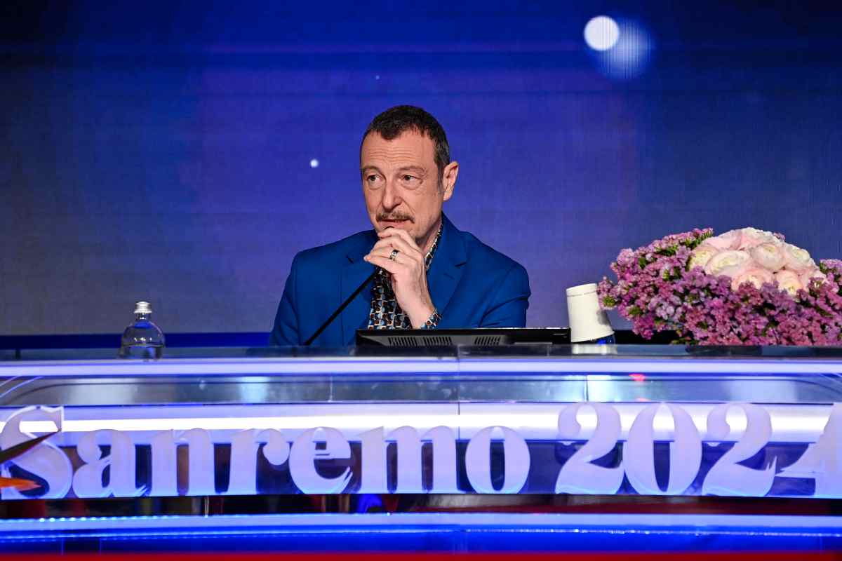 Amadeus in conferenza stampa per Sanremo 2024.