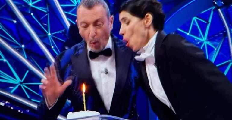 Sanremo, Giorgia ed Amadeus festeggiano i 30 anni di ‘E poi’, standing ovation al Teatro Ariston