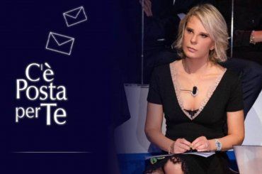 C’è Posta per Te, quanto costa l’outfit di Maria De Filippi in puntata? Tubino e décolleté non sono per chiunque