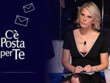 C’è Posta per Te, quanto costa l’outfit di Maria De Filippi in puntata? Tubino e décolleté non sono per chiunque